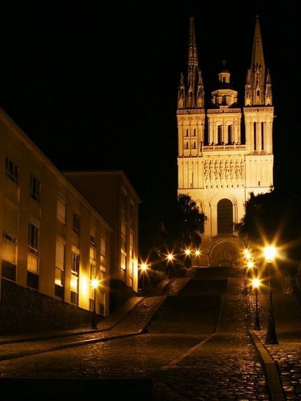 angers-eglise-nuit-flickr-ylegrand