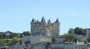 chateau-saumur-depuis-loire-phgcom-wikimedia- CC dompub