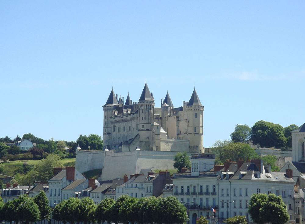 chateau-saumur-depuis-loire-phgcom-wikimedia- CC dompub