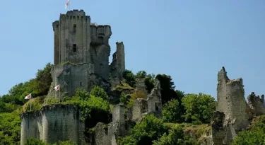 lavardin-ville-histoire-forteresse-eglise-pont-village-my-loire-valley