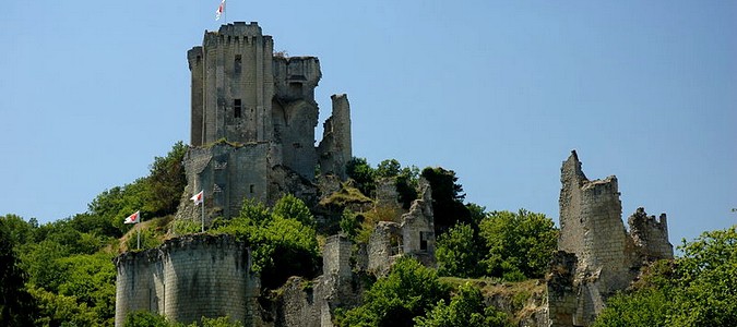 lavardin-ville-histoire-forteresse-eglise-pont-village-my-loire-valley