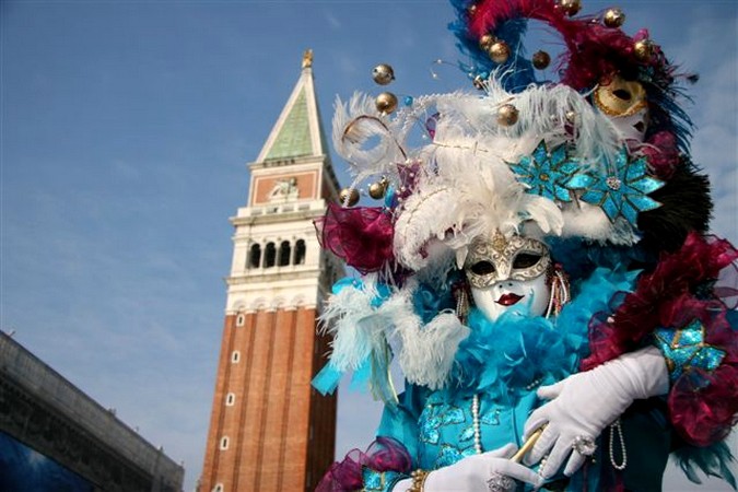 Un des costumes emblématiques du Carnaval Vénitien - © Roberto Vicario
