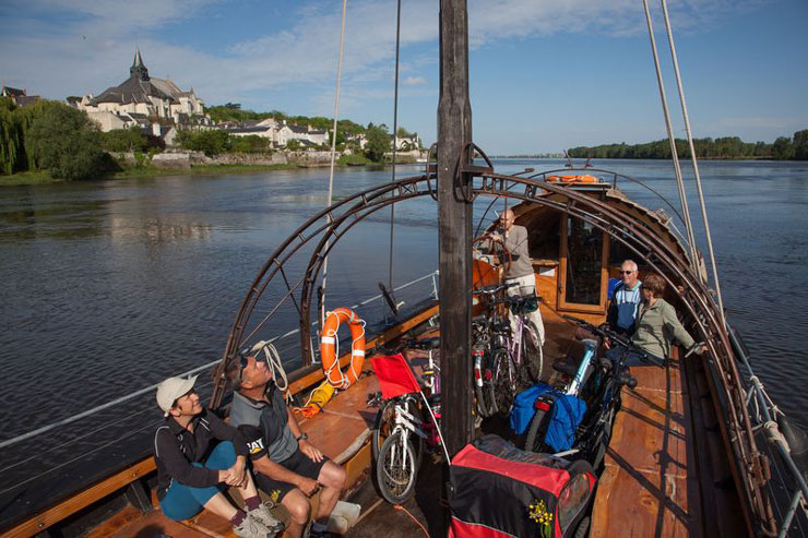 traversé en bâteau de randonneurs à vélo sur la Loire candes-st-martin-autour-de-chinon-balade-velo
