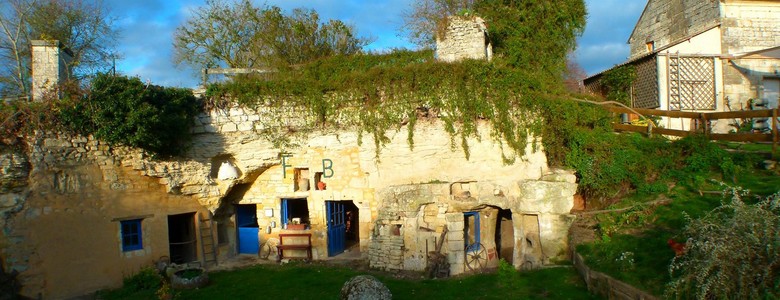 Couverture-maisons-troglodytes-Forges-Maison-bleu