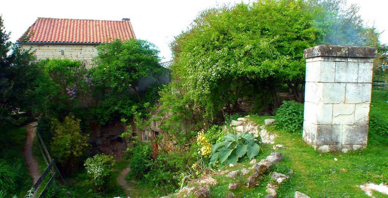 Maisons troglodytes Forges-cheminée