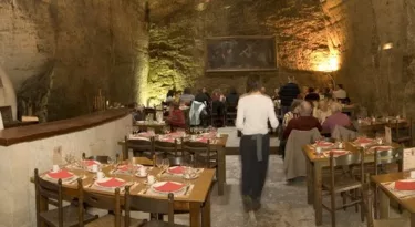 Salle-restauration-troglodyte-Cathédrale-de-la-Saulaie