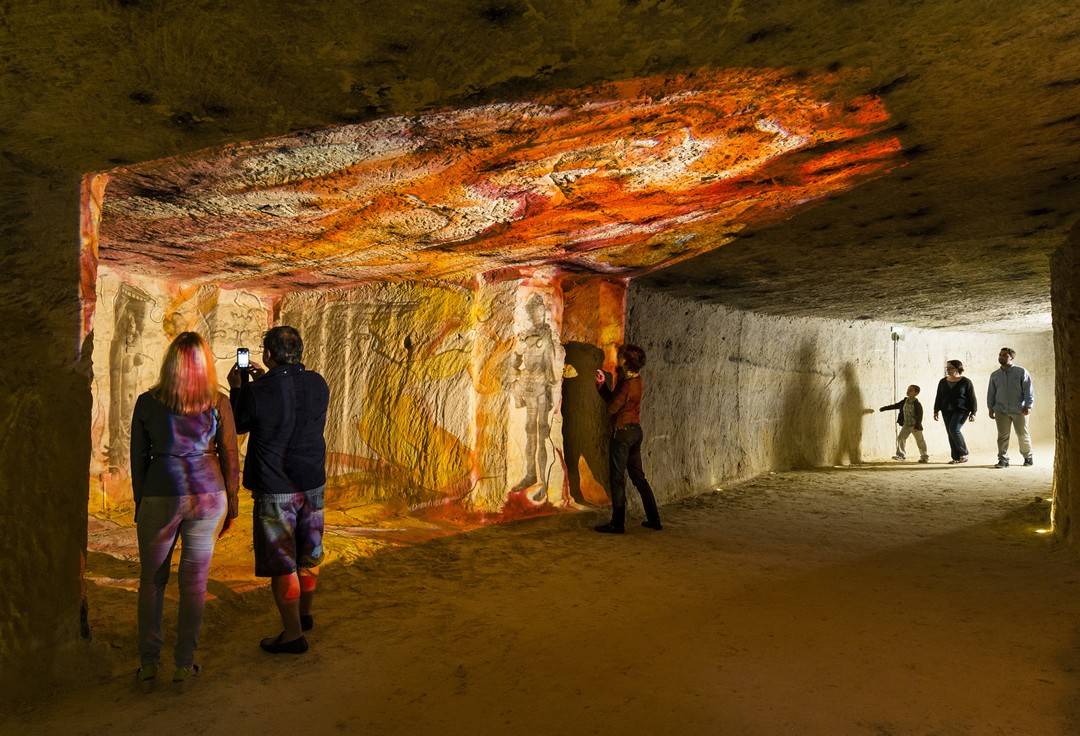 caves-monmousseau-scénographie2