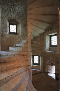 Château de Fougères-sur-Bièvre, escalier de la tour hexagonale