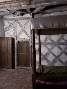 Château de Fougères-sur-Bièvre, chambre avec ses murs en pans de bois losangés et torchis