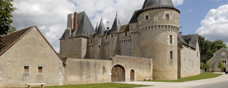 Château de Fougères-sur-Bièvre, massif féodal du donjon