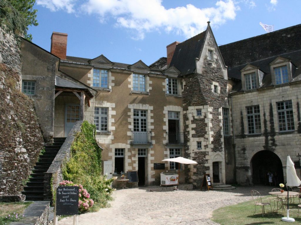 Angers_-_Château_-_Logis_du_gouverneur_cc_Sémhur