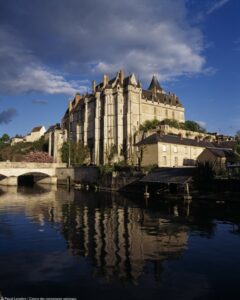 Château de Châteaudun, ailes Longueville et Dunois vues depuis la rive opposée du Loir