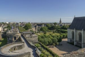 Château d'Angers, chemin de ronde et terrasses du front nord-est vus depuis la tour du Moulin