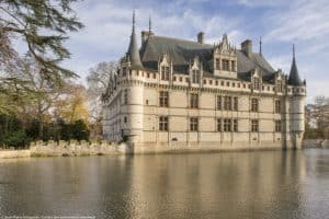 Château d'Azay-le-Rideau, ensemble sud et miroir d'eau depuis le parc romantique humide