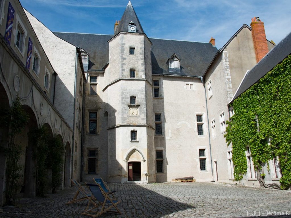 cour du chateau - beaugency 1320x990