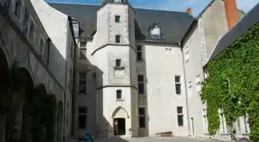 cour du chateau - beaugency 1320x990