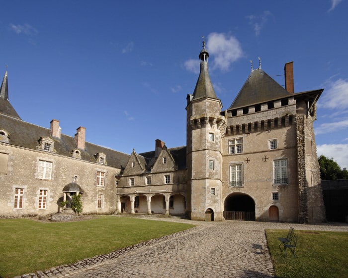 Château de Talcy, la cour d'honneur et la tour-porche vu du potager