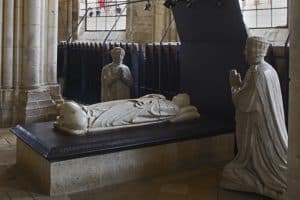 Cathédrale Saint-Étienne de Bourges, crypte gothique, gisant du tombeau du duc Jean de Berry et deux orants