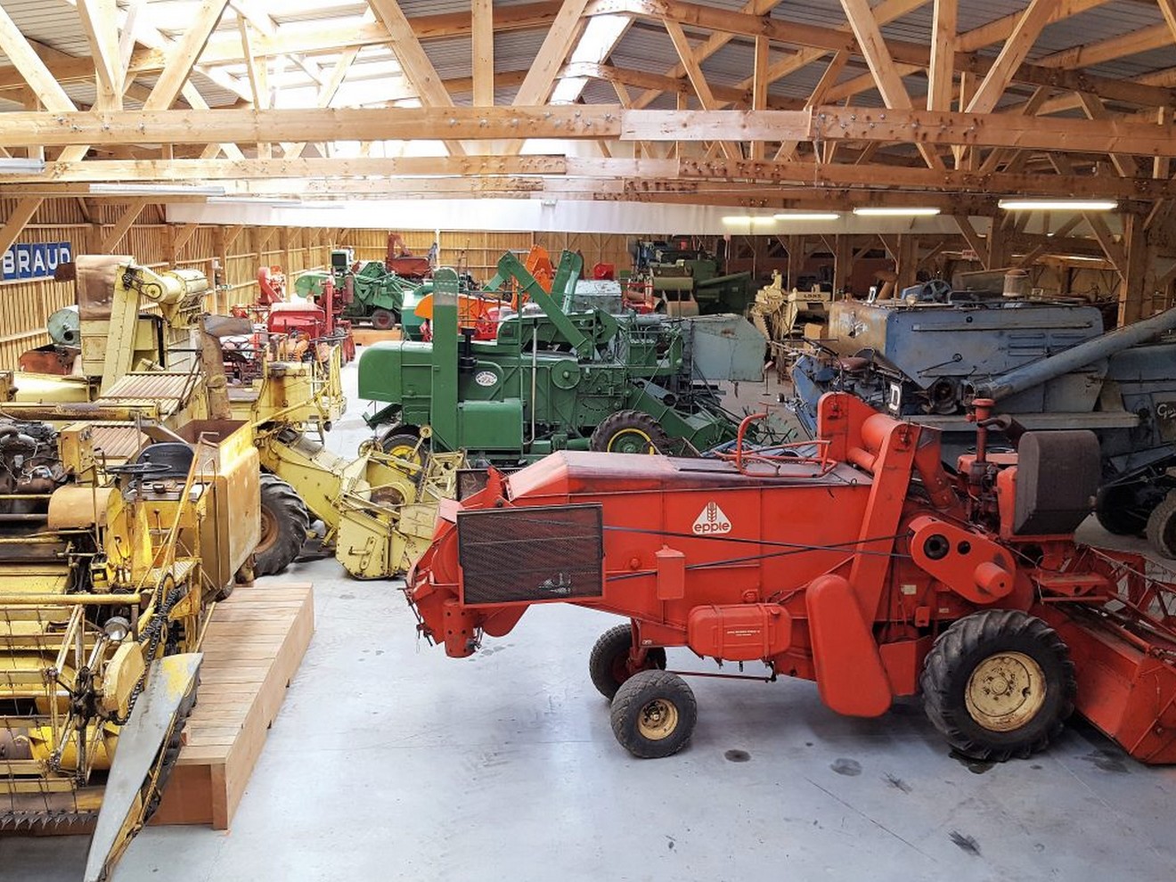 Musée-de-la-machine-agricole-et-de-la-ruralité-Bâtiment-2-le-tout-tracteur-le-temps-de-la-moisson-1320x990