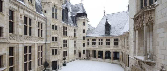 Palais Jacques-Coeur, cour d'honneur, corps de logis et galeries nord vus depuis la galerie haute sud