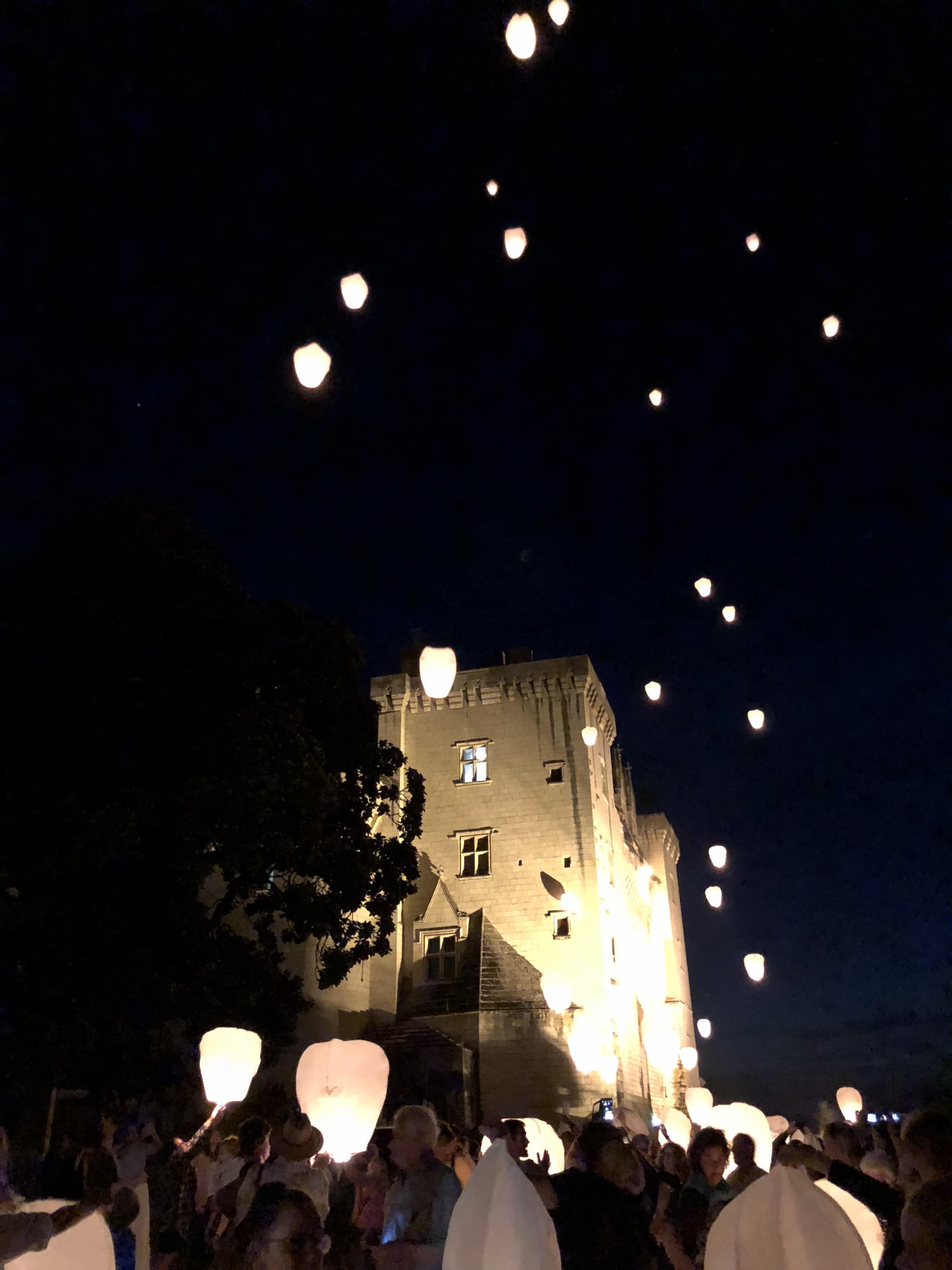 Lanterne dans le ciel du château musée d'art contemporain de Montsoreau