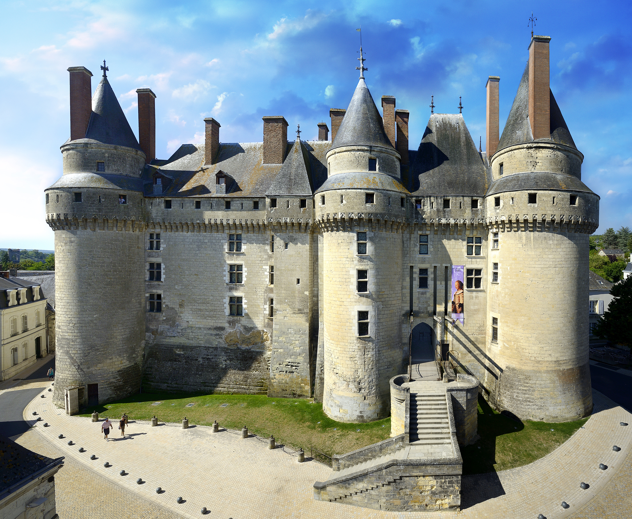 Средневековый замок во франции. Замок Ланже Франция. Шато де фарсанжо замок. Франция: замок Рамбюр. Шато Босежур замок во Франции.