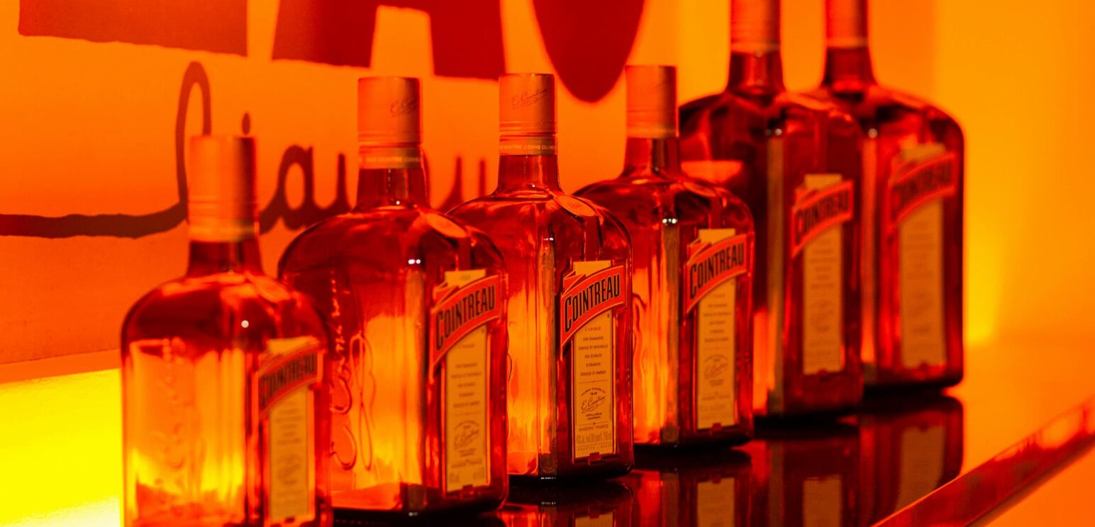 Bouteilles de Cointreau par Mabel Lamour