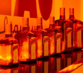 Bouteilles de Cointreau par Mabel Lamour