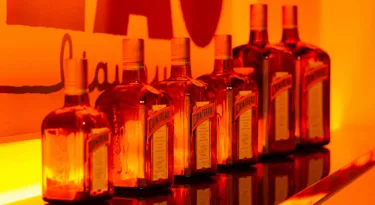 Bouteilles de Cointreau par Mabel Lamour