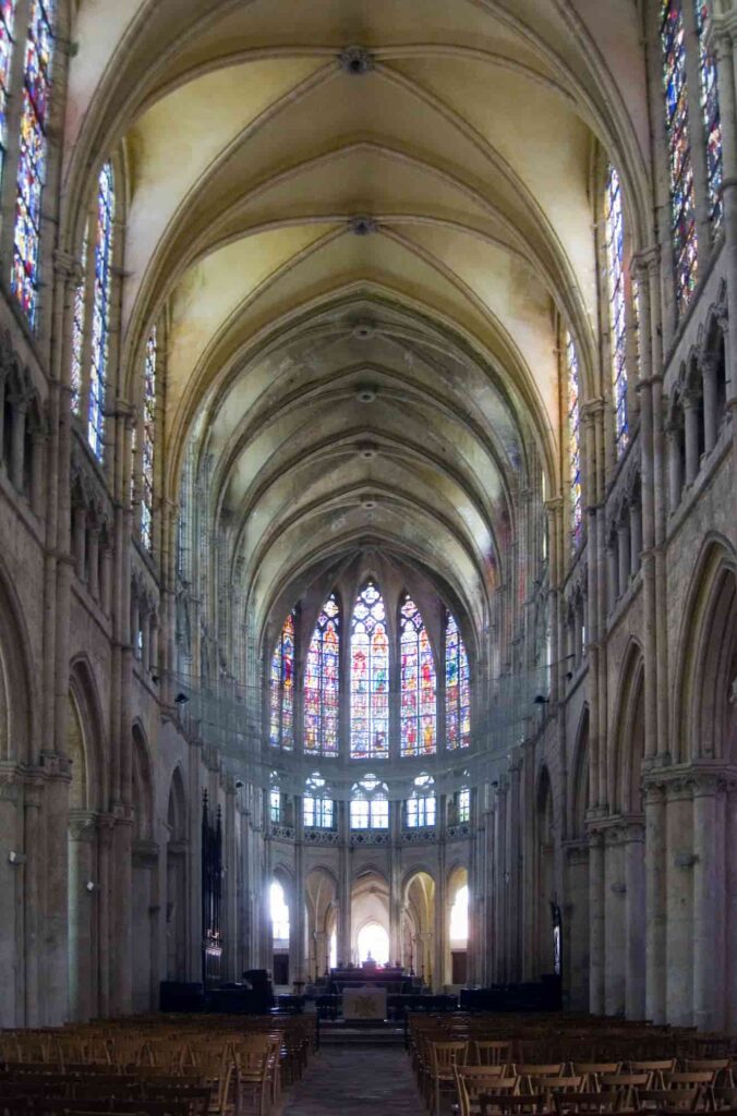 Nef eglise saint Pierre Chartres - Groume - cc