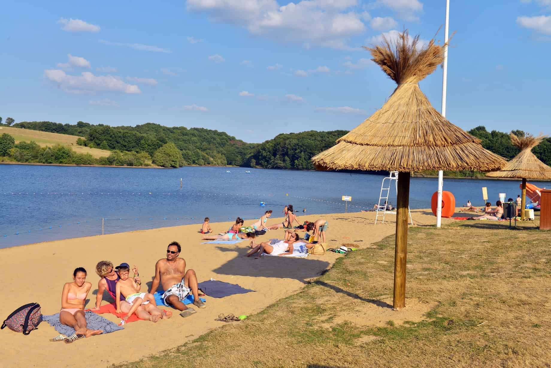 Base de loisirs, lac de Sidiailles, plage, bateau, baignade, barrage artificiel, Cher, France,