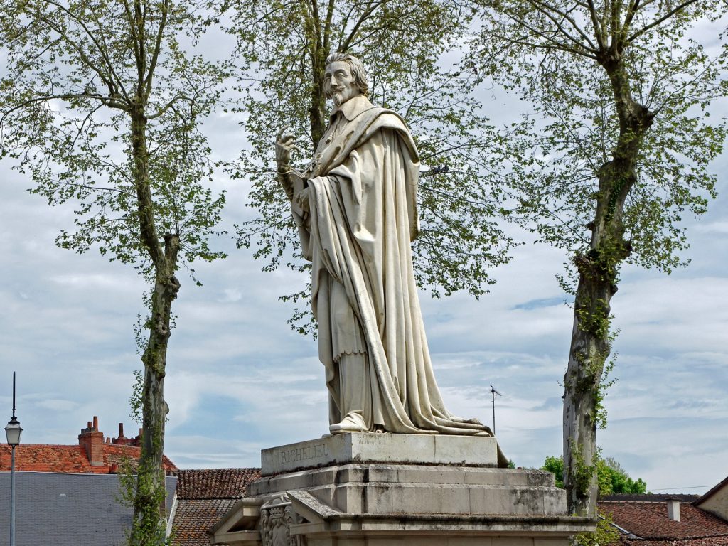 statue-cardinal-richelieu-place-du-cardinal