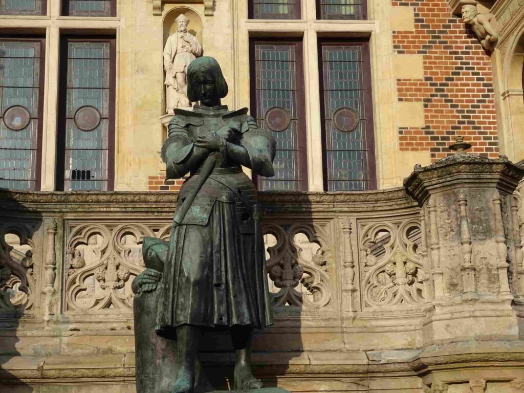 statue jeanne - hotel groslot - olive titus