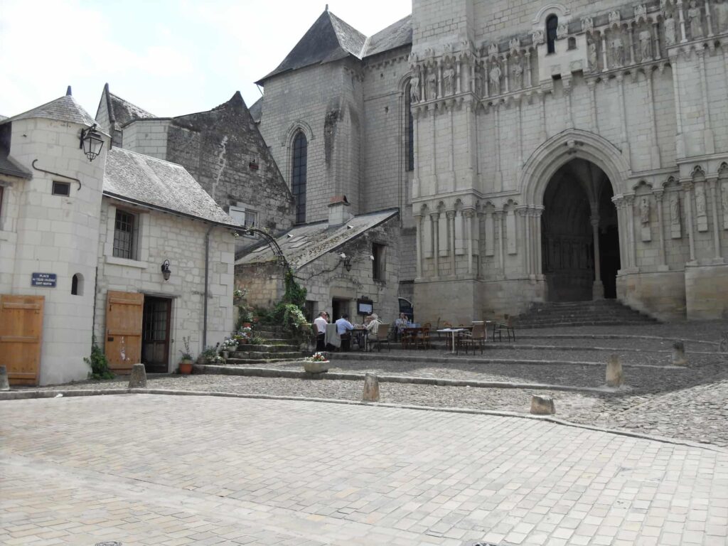 collégiale-candes-saint-martin-porche©Azay-Chinon-Val-de-Loire-Tourisme