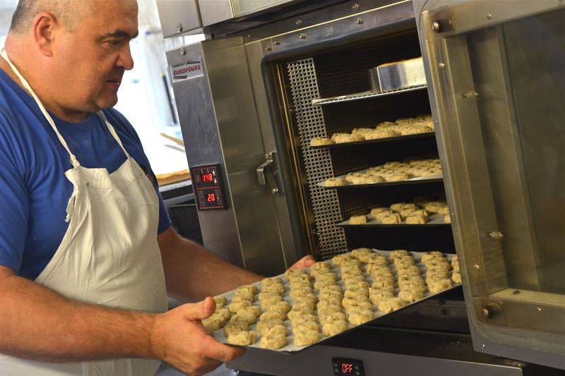 Fabrication macarons - Aux Vrais Macarons de Cormery - cc - My Loire Valley