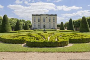 Château de Bouges, perspective sur la façade et le parterre nord