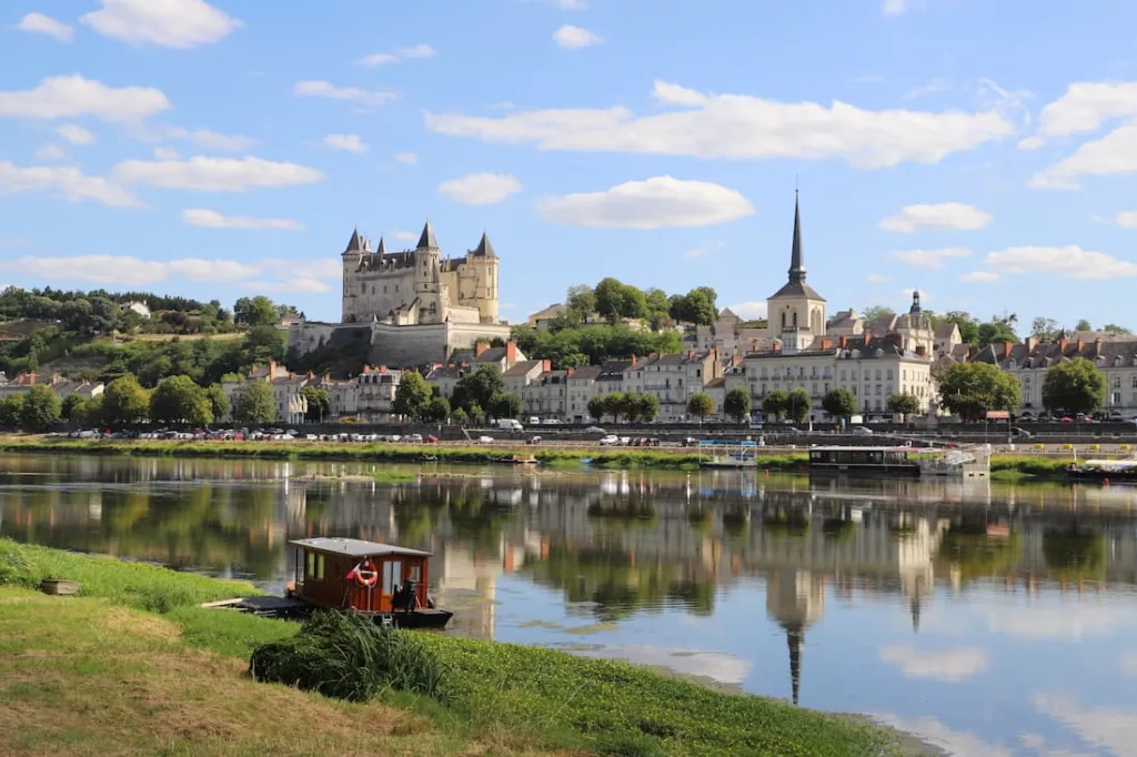 Chateau_fort_de_Saumur village saumur Crédit photo : Adobe Stock