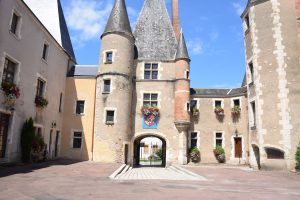 Cour du château des stuarts - aubigny