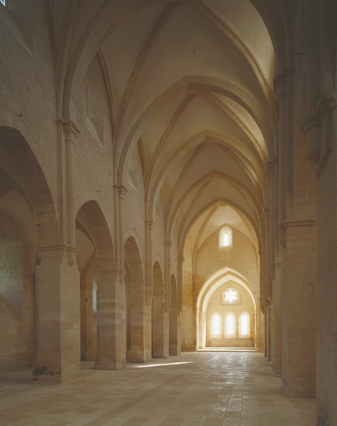 Abbatiale demi-nef vers choeur (c) Henri Gaud