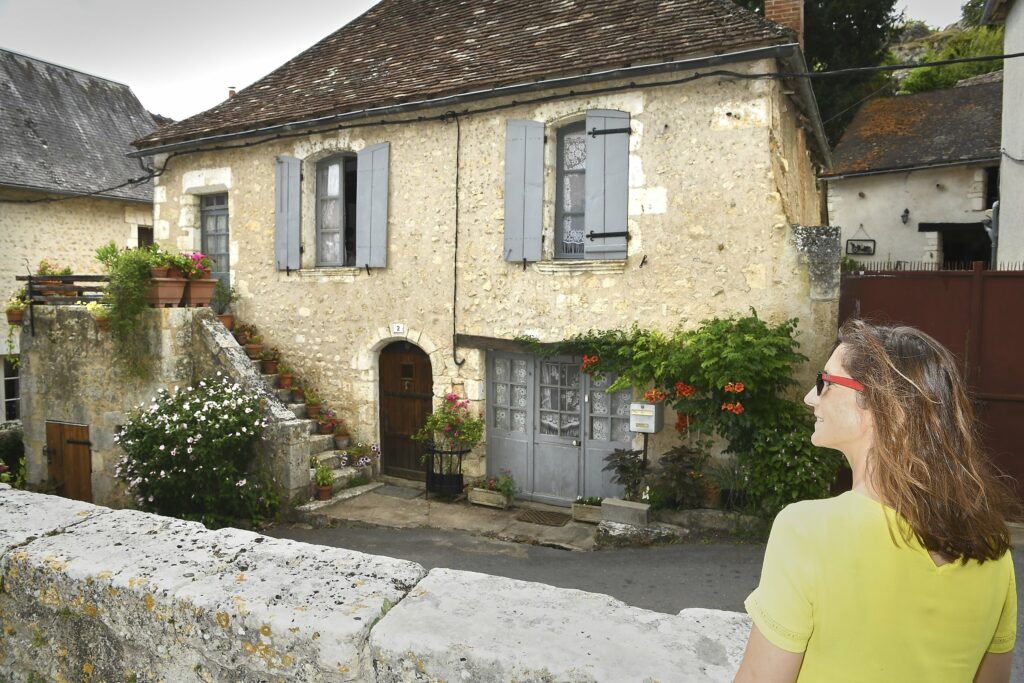 Rue fleurie d'Angles sur l'Anglin