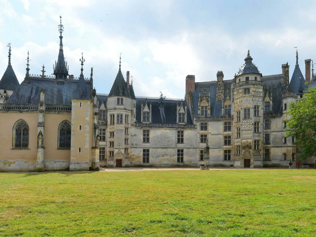 tour-lion-chateau-meillant