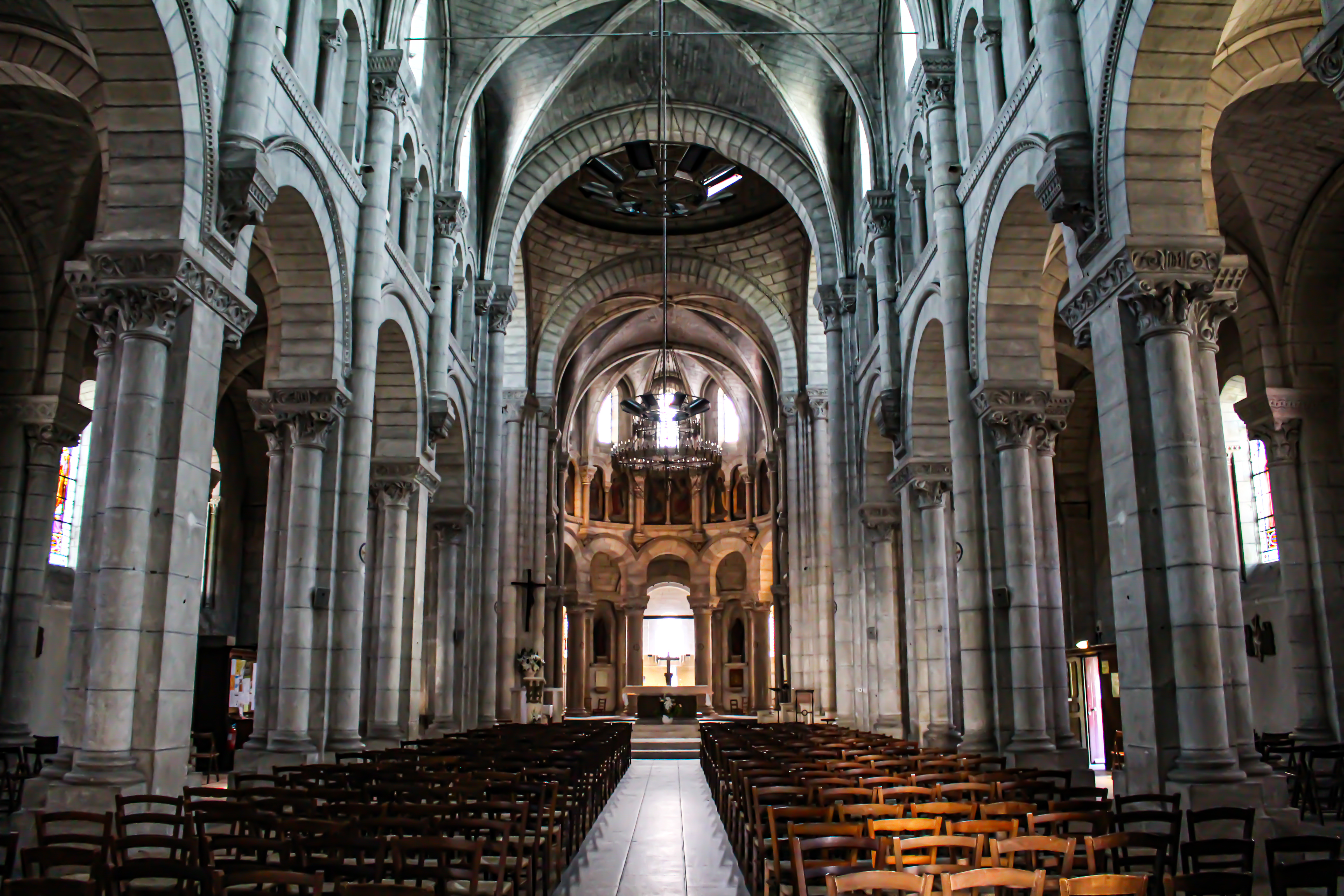 interieur-eglise-notre-dame-chateauroux-c-boussole-voyageuse