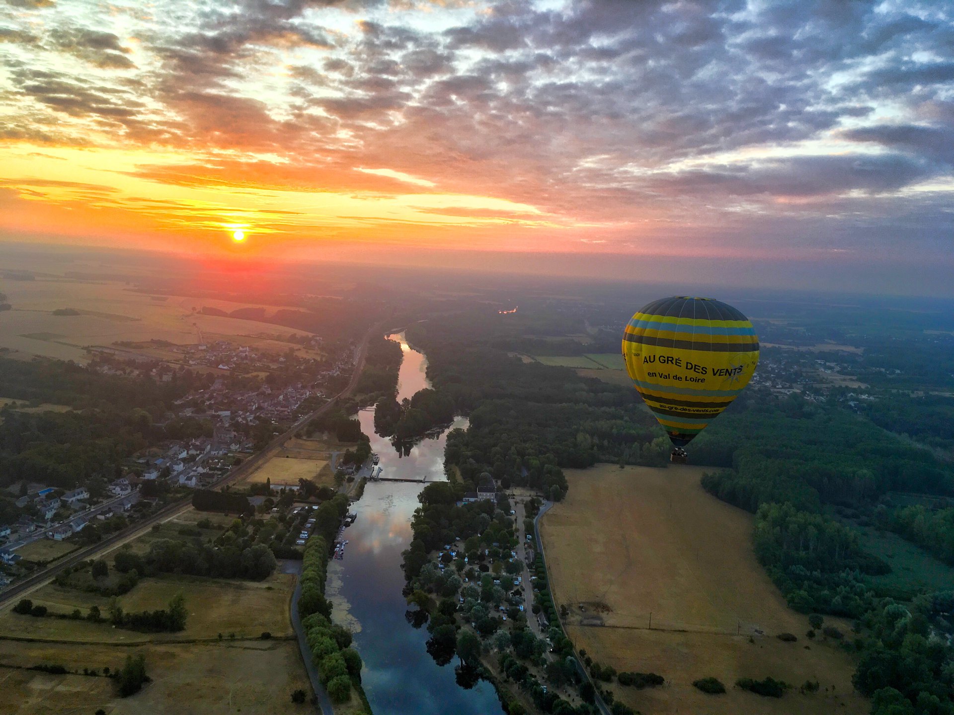 au-gre-des-vents-montgolfieres-val-de-loire-aube67765922_2692425627463675_5117165113245171712_o