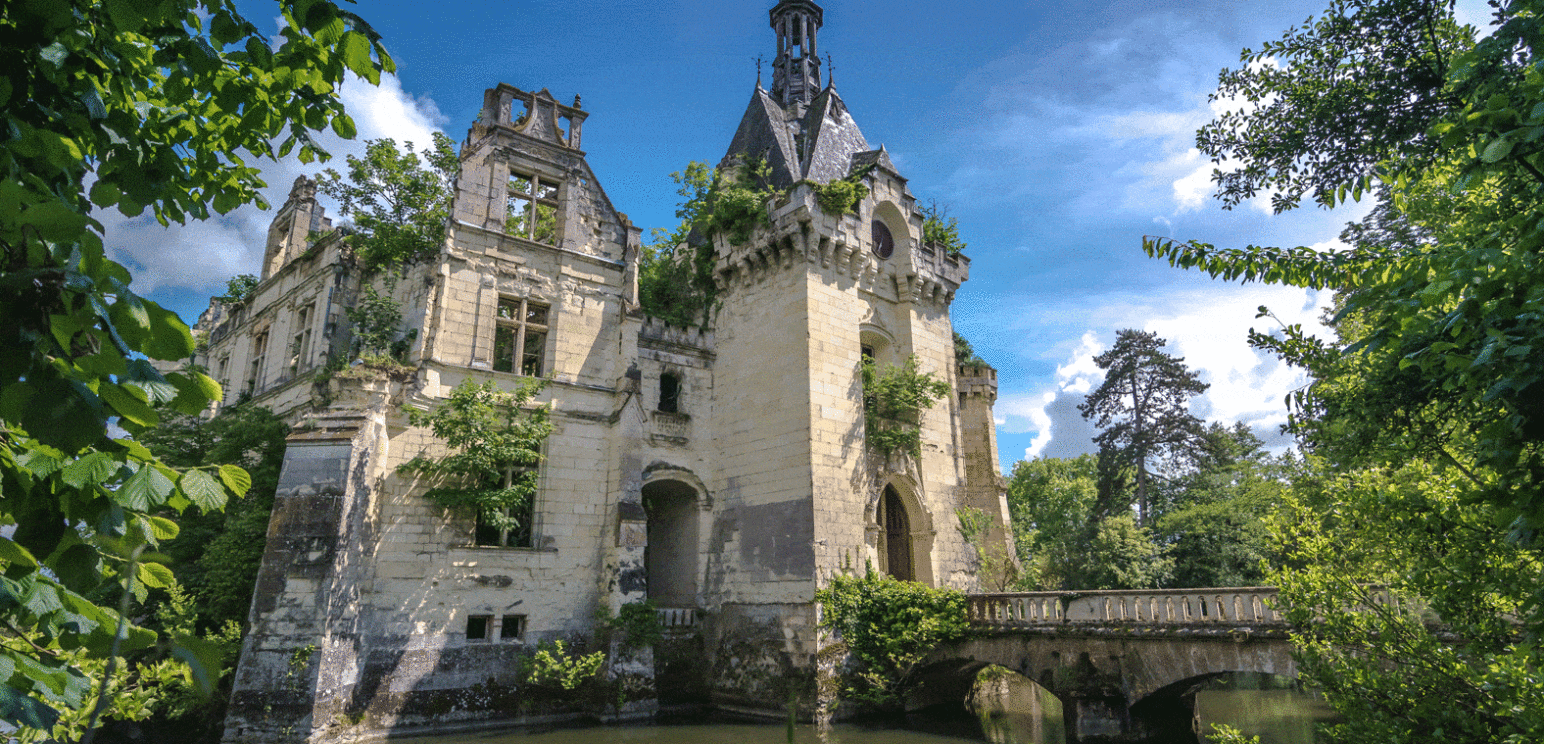 Panorama rapproché sur le château de La Mothe Chandeniers