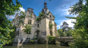 Panorama rapproché sur le château de La Mothe Chandeniers