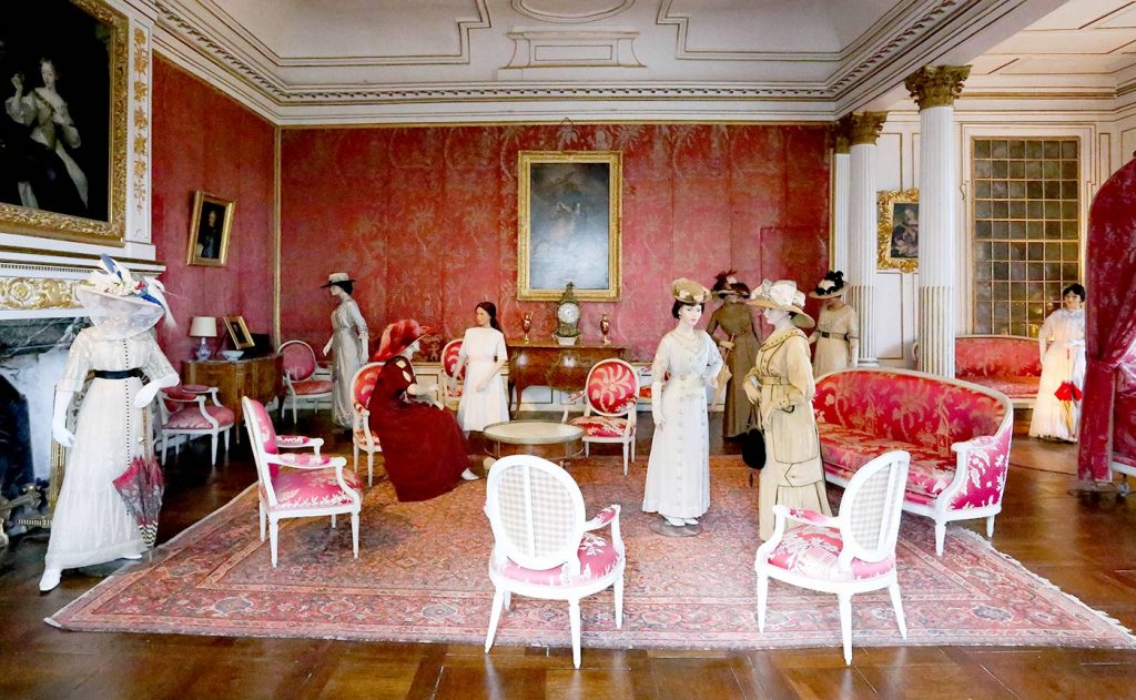 Salle avec costumes mode champignon, château d'Ussé