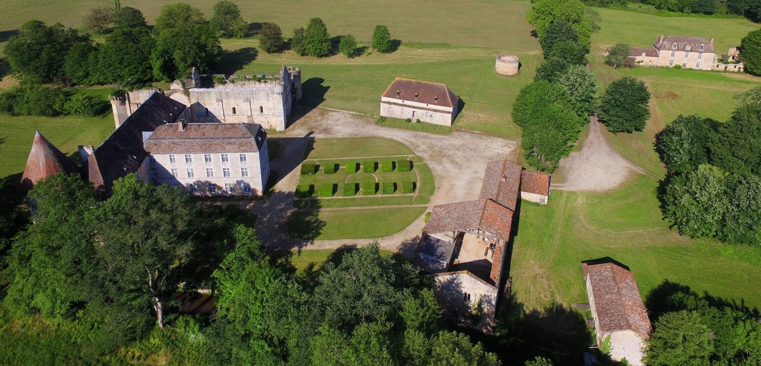Vue aérienne sur l'abbaye royale de La Réau