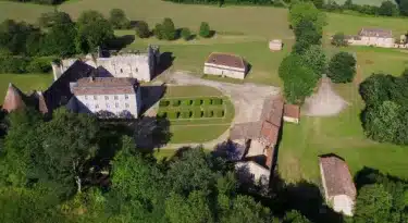 Vue aérienne sur l'abbaye royale de La Réau