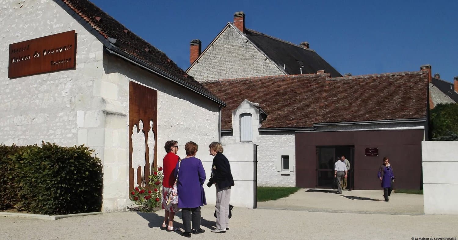 Extérieurs de la Maison du Souvenir à Maillé