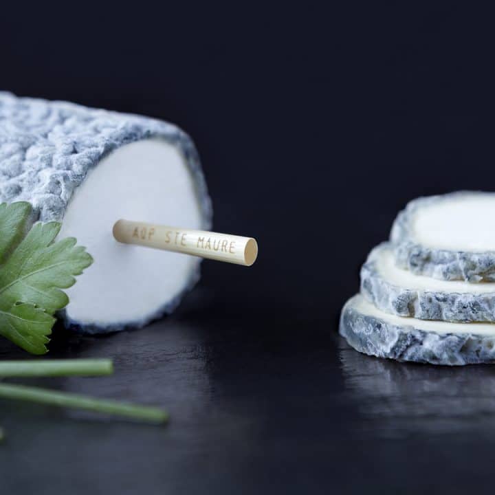Sainte Maure de Touraine, buche de fromage avec une paille Val de Loire